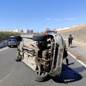 Vuelco de un vehículo en el Puente Maneje Arrecife