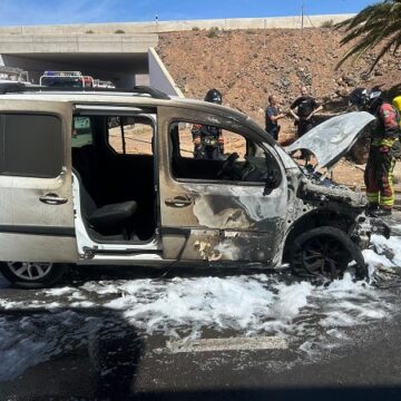 Calcinado un vehículo en Arrecife