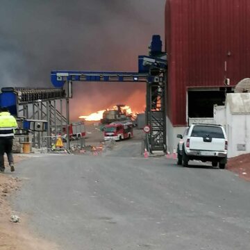 El Cabildo de Lanzarote activa todos los sistemas de emergencias tras el incendio del vertedero de Zonzamas