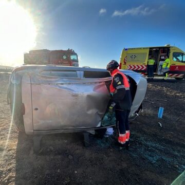 Los bomberos asisten el vuelco de un vehículo en San Bartolomé