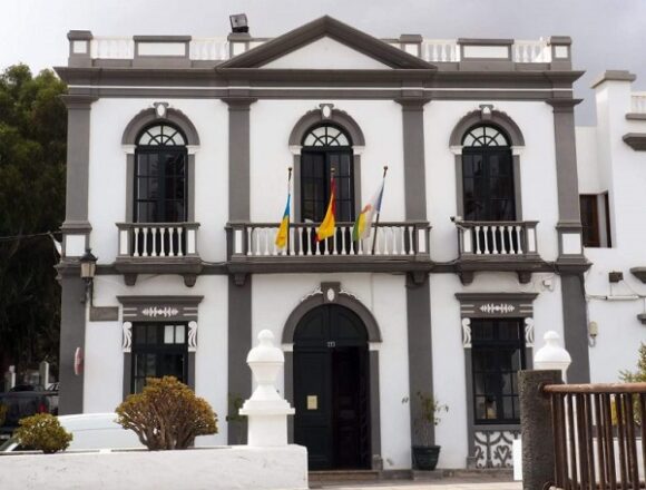 El PSOE de Haría rompe el pacto de gobierno con Compromiso y expulsa a tres concejales