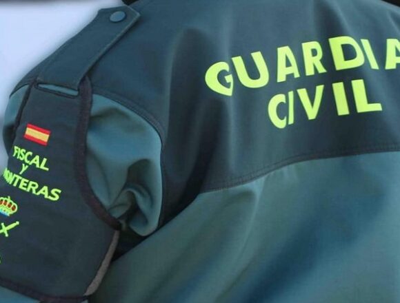 La Guardia Civil auxilia a un ciclista desaparecido durante 15 horas que sufrió un accidente en unas pistas de tierra en Teguise