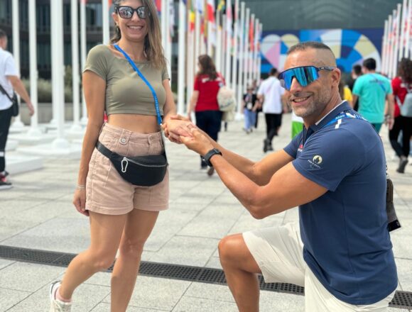 Lionel Morales pide la mano a su novia en el desfile de apertura de los Juegos Paralímpicos de París