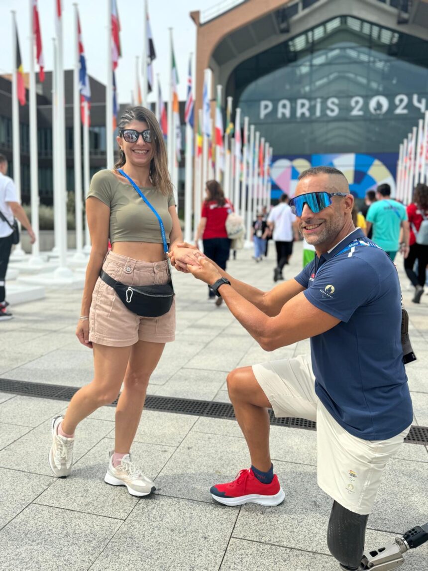 Lionel Morales pide la mano a su novia en el desfile de apertura de los Juegos Paralímpicos de París