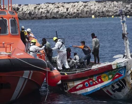 Casi 500 migrantes han llegado de forma irregular a Canarias a bordo de cuatro cayucos en menos de 24 horas