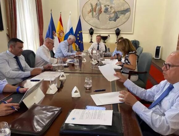 Los cabildos exigen a los partidos políticos una solución definitiva a la crisis migratoria: «Estamos hartos»