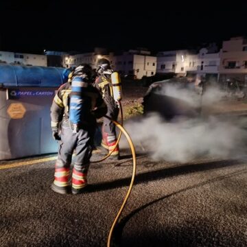 La noche deja quince contenedores calcinados en Arrecife