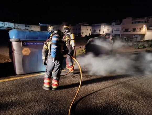 La noche deja quince contenedores calcinados en Arrecife