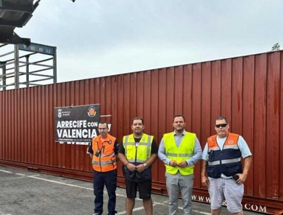 Arrecife envía el primer contenedor a Valencia con ayuda humanitaria para los damnificados por la DANA