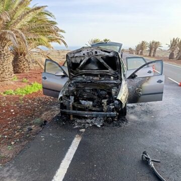 Arde un vehículo en plena carretera en Playa Honda