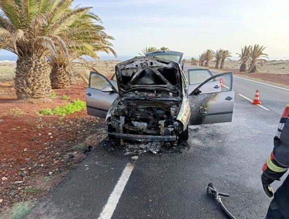 Arde un vehículo en plena carretera en Playa Honda