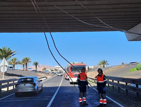 Un camión daña el puente de la LZ3 a la altura de Arrecife